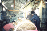 原山西省考古研究所所長(zhǎng)陶正剛先生在宇達(dá)指導(dǎo)青銅器的制作